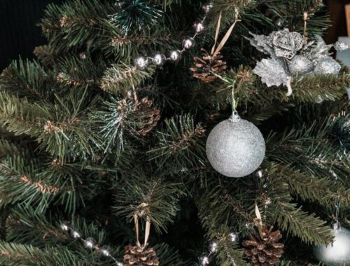 Why Artificial Christmas Wreaths and Garlands are the Perfect Solution for Busy Homes